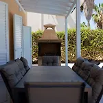 Katerina - Luxury 4-br Retreat With Private Pool & Bbq Area Ferienhaus