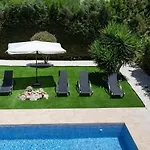 Katerina - Luxury 4-br Retreat With Private Pool & Bbq Area Ferienhaus