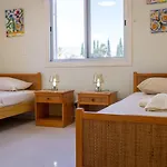 Katerina - Luxury 4-br Retreat With Private Pool & Bbq Area Ferienhaus