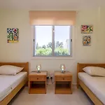 Ferienhaus Katerina - Luxury 4-br Retreat With Private Pool & Bbq Area
