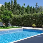 Katerina - Luxury 4-br Retreat With Private Pool & Bbq Area Ferienhaus