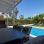 Katerina - Luxury 4-br Retreat With Private Pool & Bbq Area Ferienhaus *