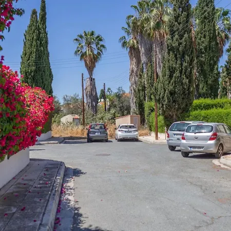 Katerina - Luxury 4-br Retreat With Private Pool & Bbq Area Ferienhaus