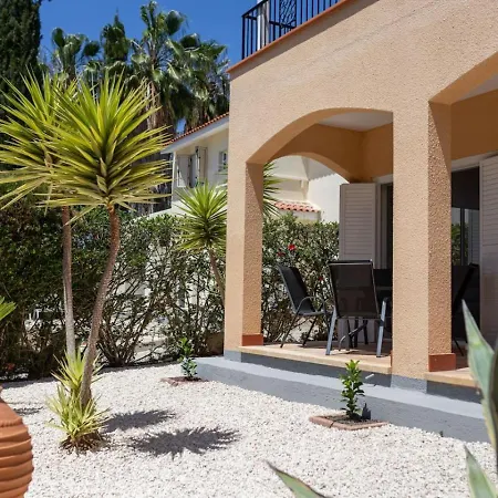 Katerina - Luxury 4-br Retreat With Private Pool & Bbq Area Ferienhaus Peyia