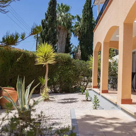 Katerina - Luxury 4-br Retreat With Private Pool & Bbq Area