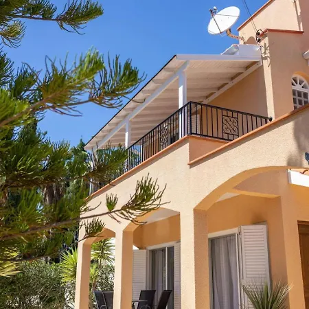 Holiday home Katerina - Luxury 4-br Retreat With Private Pool & Bbq Area