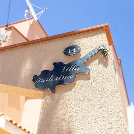 Ferienhaus Katerina - Luxury 4-br Retreat With Private Pool & Bbq Area Peyia