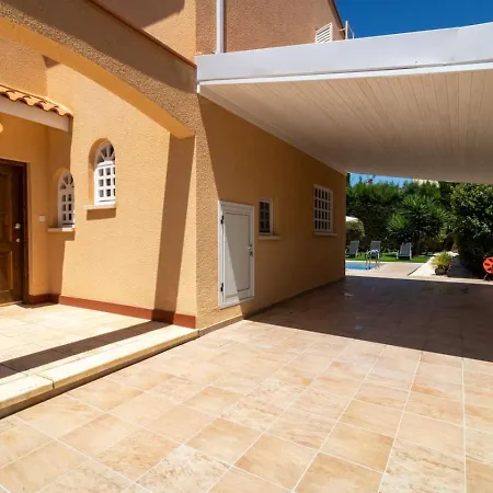 Katerina - Luxury 4-br Retreat With Private Pool & Bbq Area *