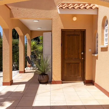 Katerina - Luxury 4-br Retreat With Private Pool & Bbq Area Ferienhaus