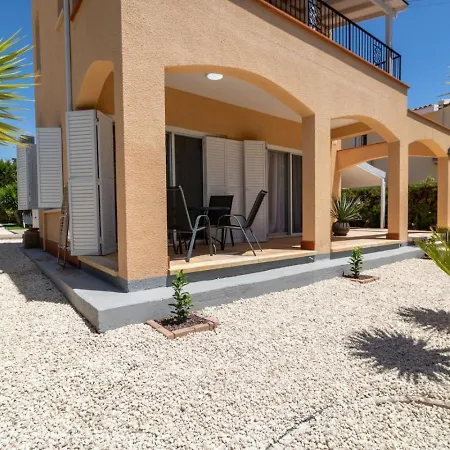 Katerina - Luxury 4-br Retreat With Private Pool & Bbq Area Ferienhaus *