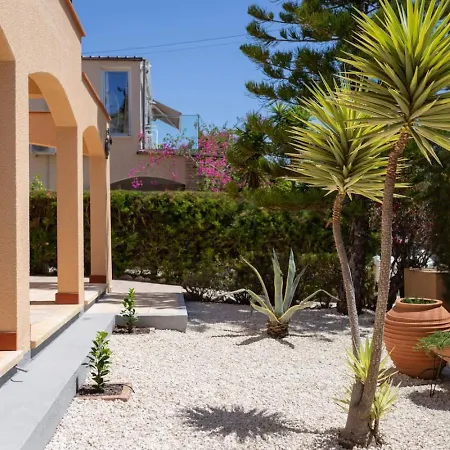 Katerina - Luxury 4-br Retreat With Private Pool & Bbq Area *