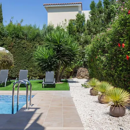 Ferienhaus Katerina - Luxury 4-br Retreat With Private Pool & Bbq Area Peyia