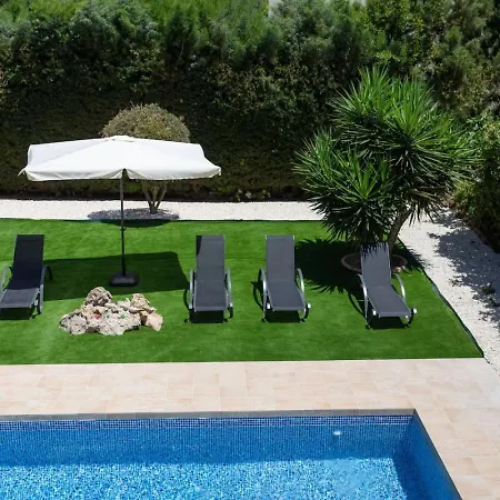 Katerina - Luxury 4-br Retreat With Private Pool & Bbq Area Ferienhaus