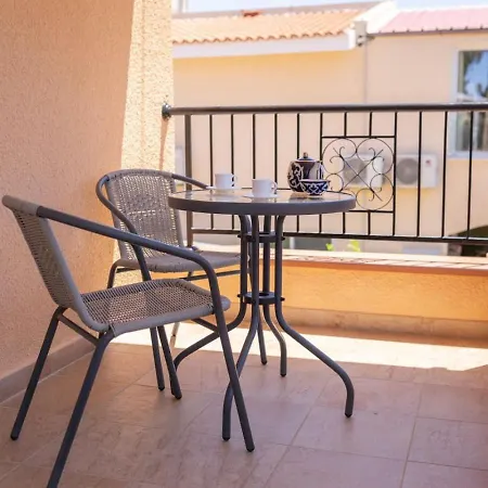 Katerina - Luxury 4-br Retreat With Private Pool & Bbq Area Ferienhaus