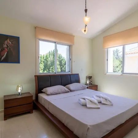 Katerina - Luxury 4-br Retreat With Private Pool & Bbq Area