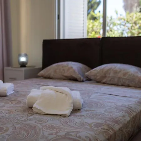 Katerina - Luxury 4-br Retreat With Private Pool & Bbq Area *