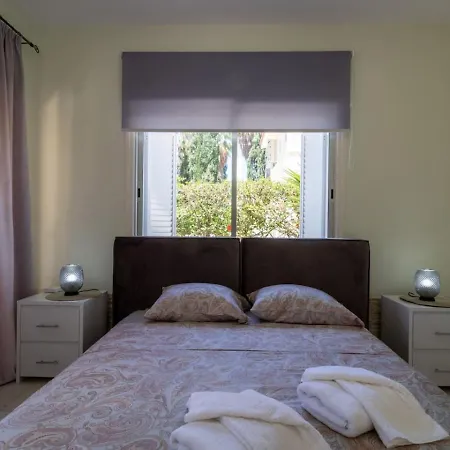 Katerina - Luxury 4-br Retreat With Private Pool & Bbq Area * Peyia