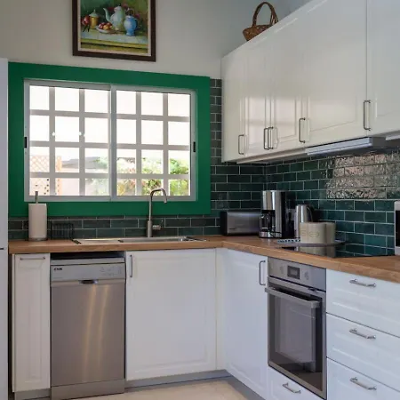 Katerina - Luxury 4-br Retreat With Private Pool & Bbq Area Ferienhaus Peyia