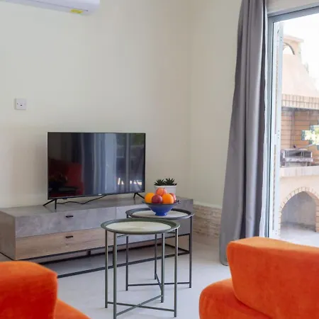 Katerina - Luxury 4-br Retreat With Private Pool & Bbq Area