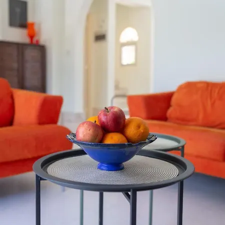 Katerina - Luxury 4-br Retreat With Private Pool & Bbq Area Ferienhaus