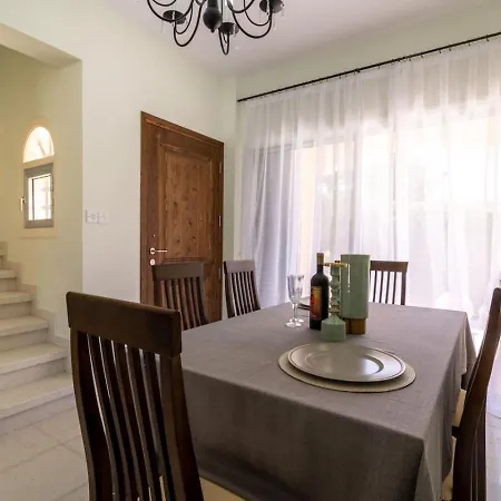 Katerina - Luxury 4-br Retreat With Private Pool & Bbq Area * Peyia