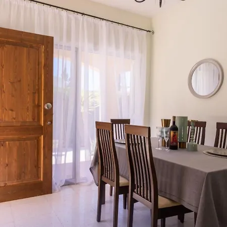 Katerina - Luxury 4-br Retreat With Private Pool & Bbq Area Nyaraló