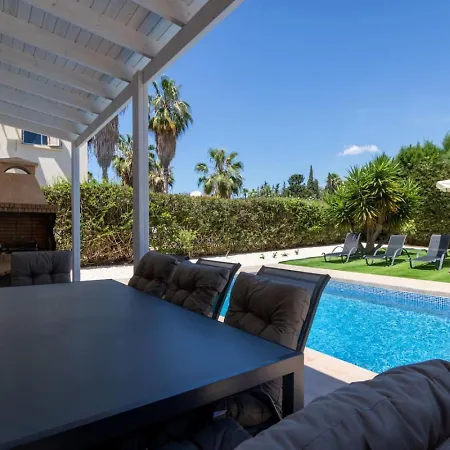 Katerina - Luxury 4-br Retreat With Private Pool & Bbq Area Nyaraló *