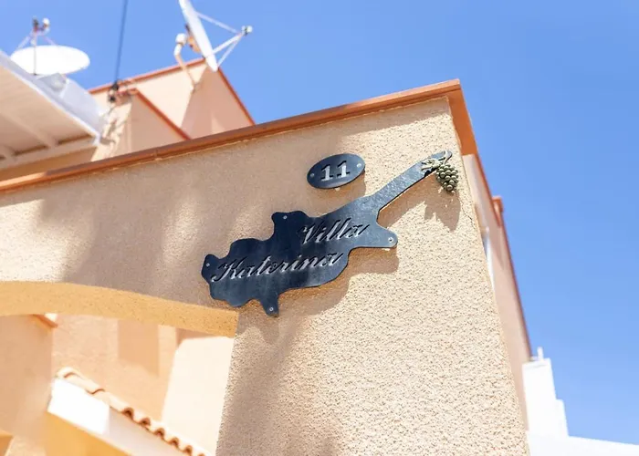 Casa vacanze Katerina - Luxury 4-br Retreat With Private Pool & Bbq Area Peyia