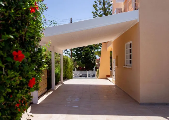Katerina - Luxury 4-br Retreat With Private Pool & Bbq Area Peyia