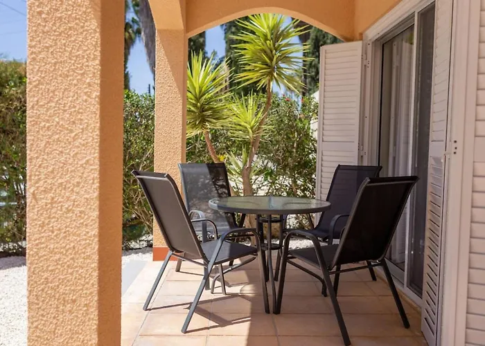 Katerina - Luxury 4-br Retreat With Private Pool & Bbq Area