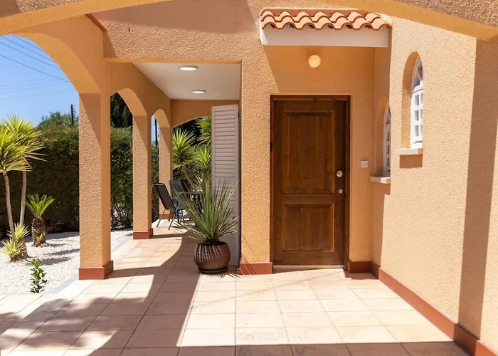 Katerina - Luxury 4-br Retreat With Private Pool & Bbq Area Casa vacanze