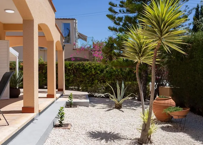 Katerina - Luxury 4-br Retreat With Private Pool & Bbq Area *