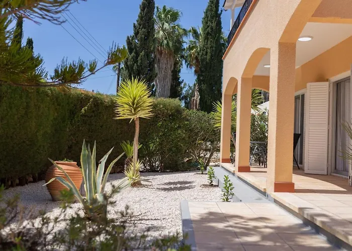 Katerina - Luxury 4-br Retreat With Private Pool & Bbq Area