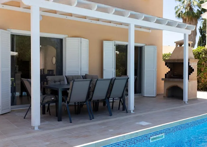 Casa vacanze Katerina - Luxury 4-br Retreat With Private Pool & Bbq Area *
