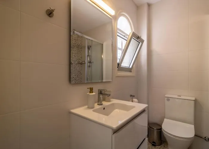 Katerina - Luxury 4-br Retreat With Private Pool & Bbq Area *