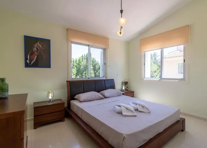 Katerina - Luxury 4-br Retreat With Private Pool & Bbq Area