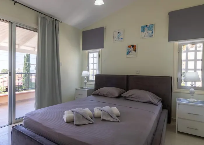 Katerina - Luxury 4-br Retreat With Private Pool & Bbq Area Casa vacanze Peyia