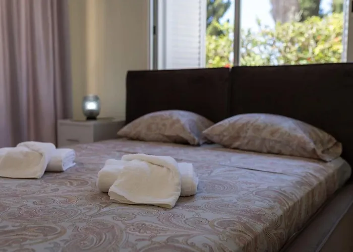 Katerina - Luxury 4-br Retreat With Private Pool & Bbq Area *