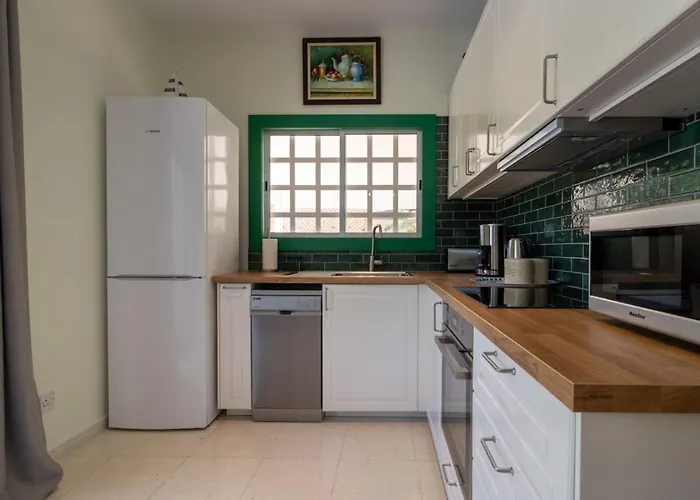 Katerina - Luxury 4-br Retreat With Private Pool & Bbq Area Peyia