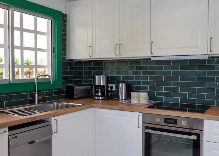 Katerina - Luxury 4-br Retreat With Private Pool & Bbq Area * Peyia