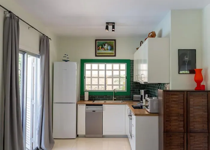 Katerina - Luxury 4-br Retreat With Private Pool & Bbq Area Casa vacanze