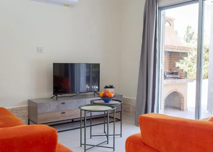 Katerina - Luxury 4-br Retreat With Private Pool & Bbq Area