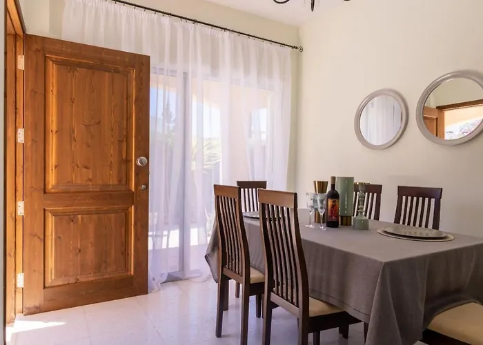 Katerina - Luxury 4-br Retreat With Private Pool & Bbq Area Casa vacanze