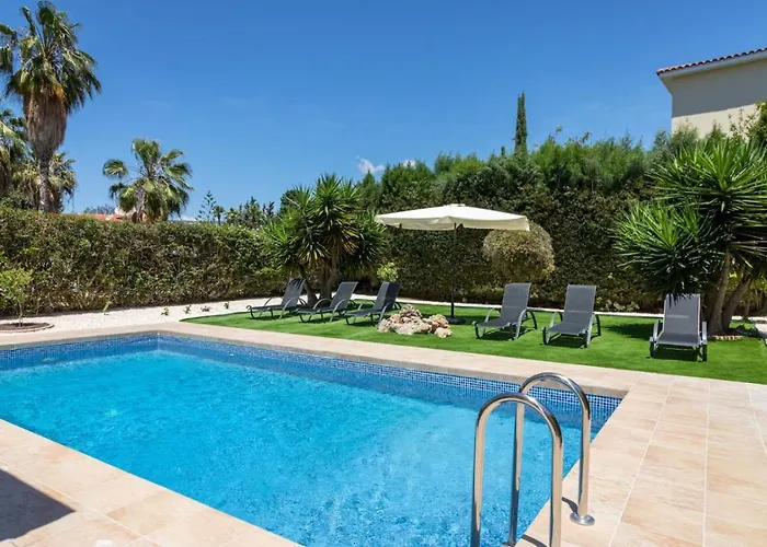Casa vacanze Katerina - Luxury 4-br Retreat With Private Pool & Bbq Area