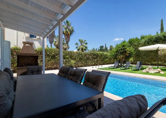 Katerina - Luxury 4-br Retreat With Private Pool & Bbq Area Casa vacanze *